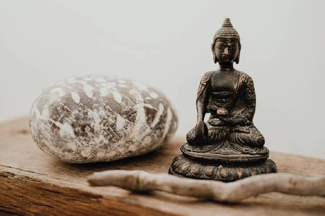 Buddha Statue und schöner Stein in Meditationsraum